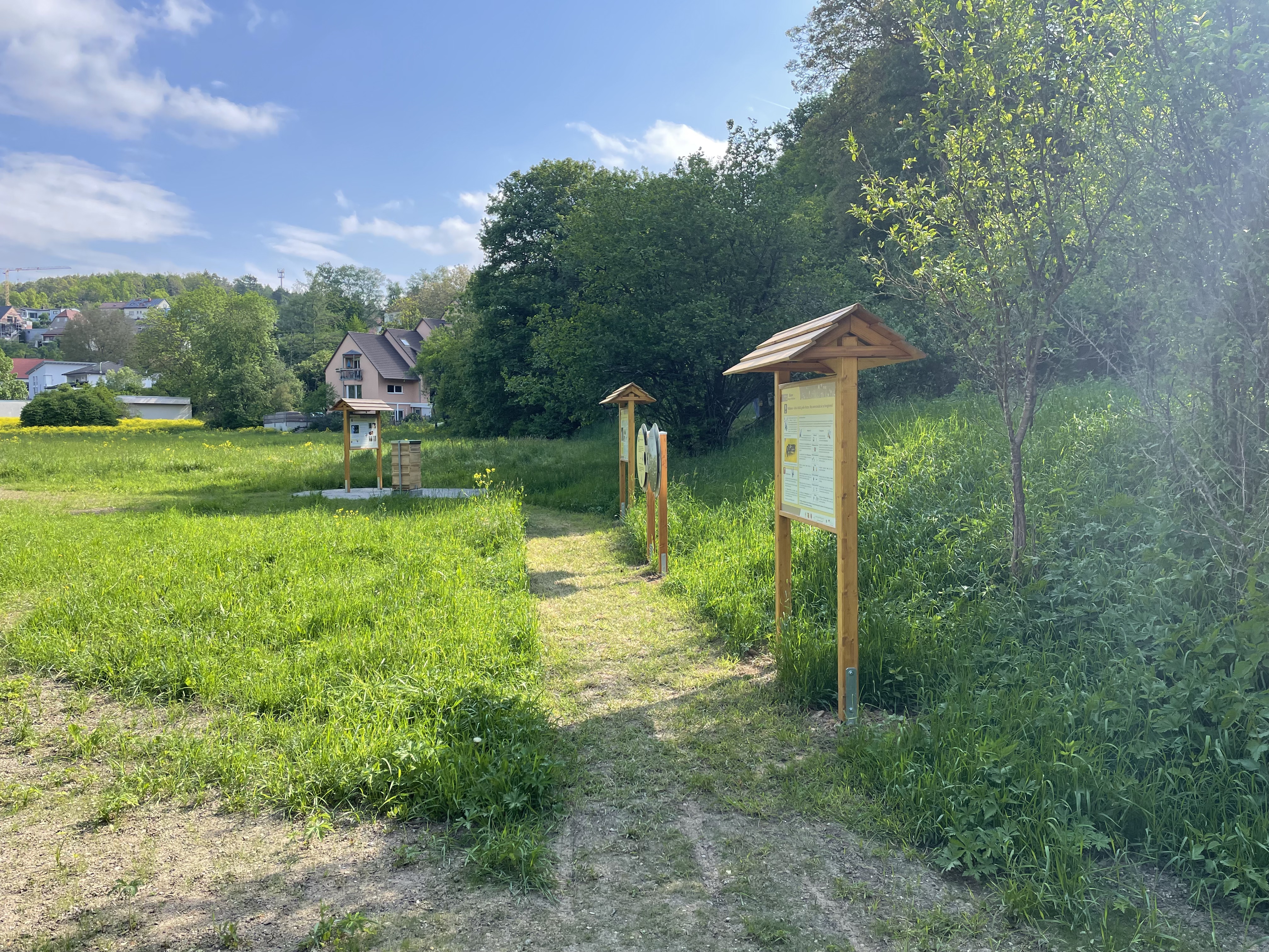 Weitere Tafeln mit Informationen zum Bienenlehrpfad und der Blick auf den Schaubienenkasten.