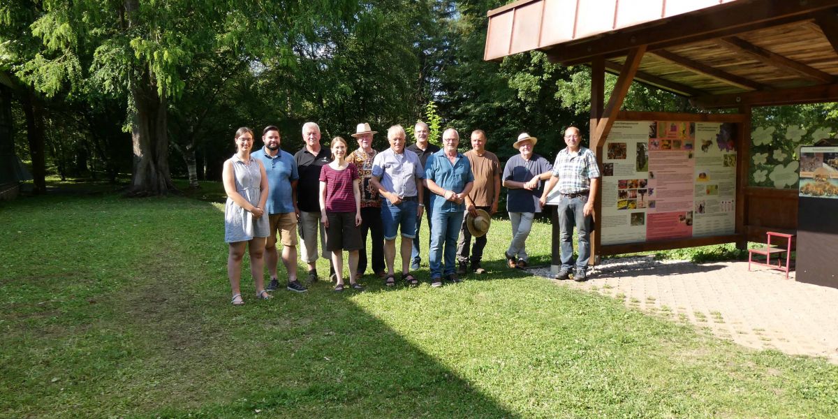 Die Beteiligten an der Neugestaltung des Bienenpavillons freuen sich bei der offiziellen Eröffnung über das Ergebnis und hoffen auf Interesse bei den Besucherinnen und Besuchern.