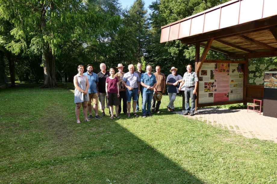 Die Beteiligten an der Neugestaltung des Bienenpavillons freuen sich bei der offiziellen Eröffnung über das Ergebnis und hoffen auf Interesse bei den Besucherinnen und Besuchern.